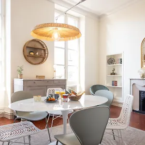 https://intra-muros-vue-palais-des-papes.fr-provencehotel.com