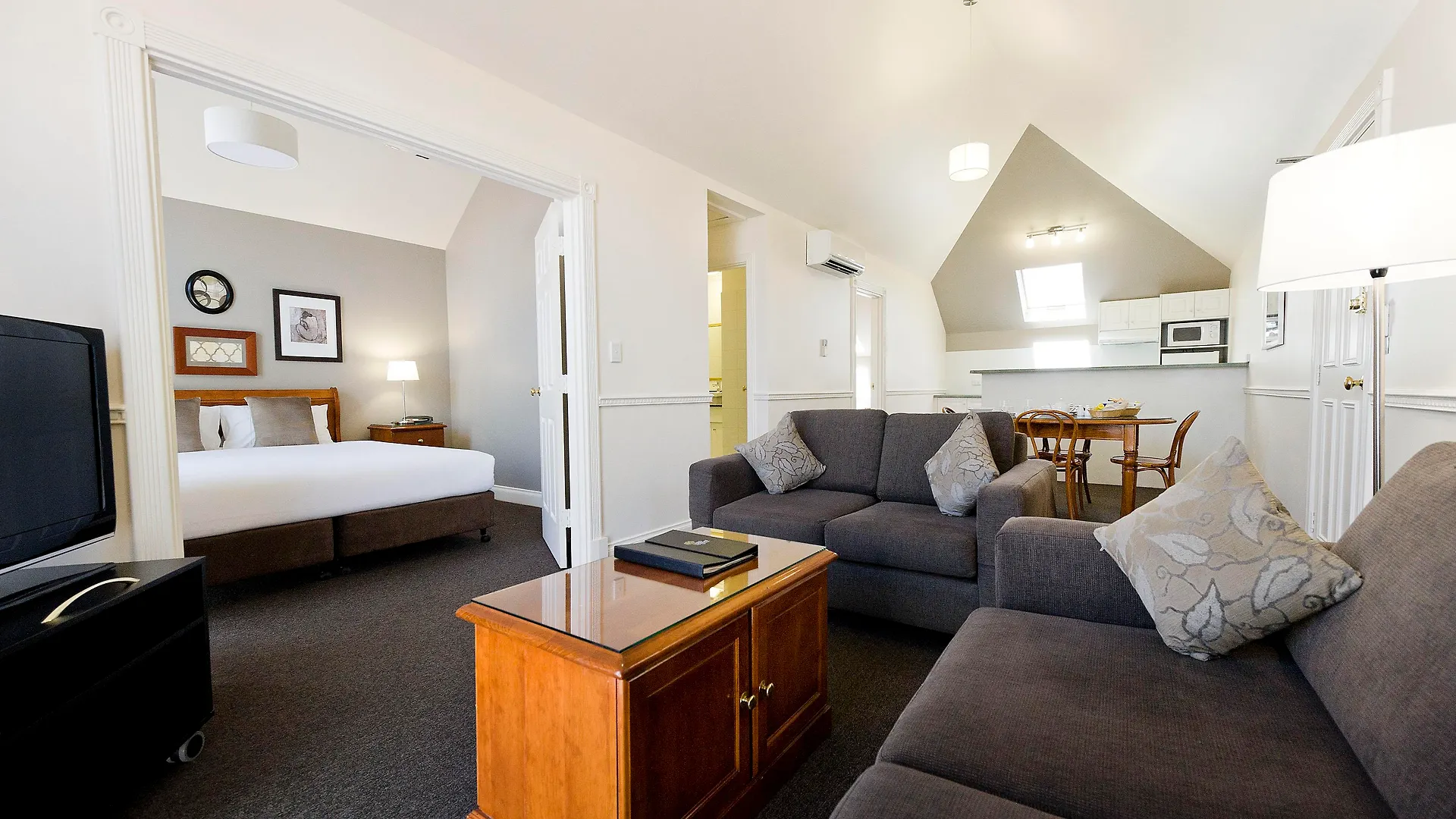 Majestic Old Lion Apartments North Adelaide Aparthotel